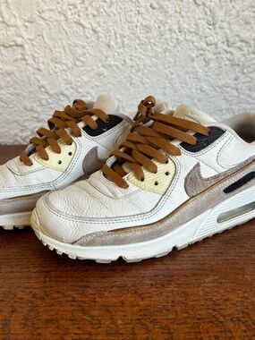 Nike Air-Max 90 Women’s Sneakers